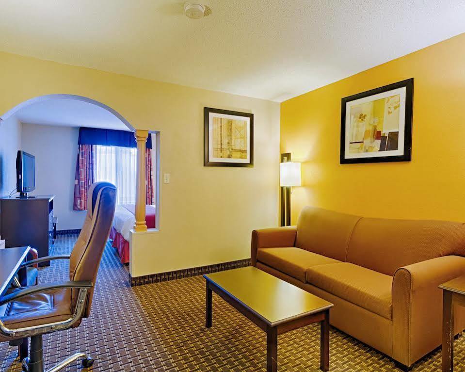 Quality Inn & Suites Quantico Stafford Kültér fotó